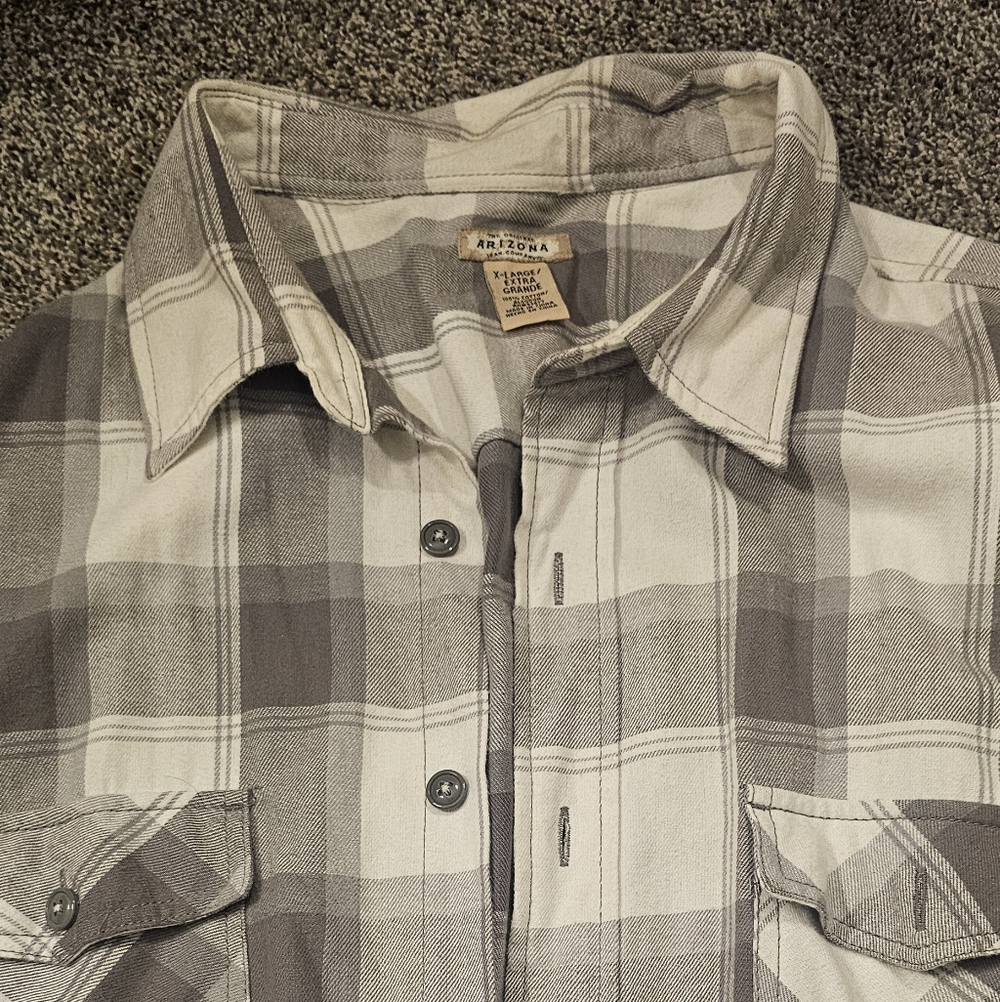 Arizona Jean Company Men's Light Gray and White Plaid Flannel